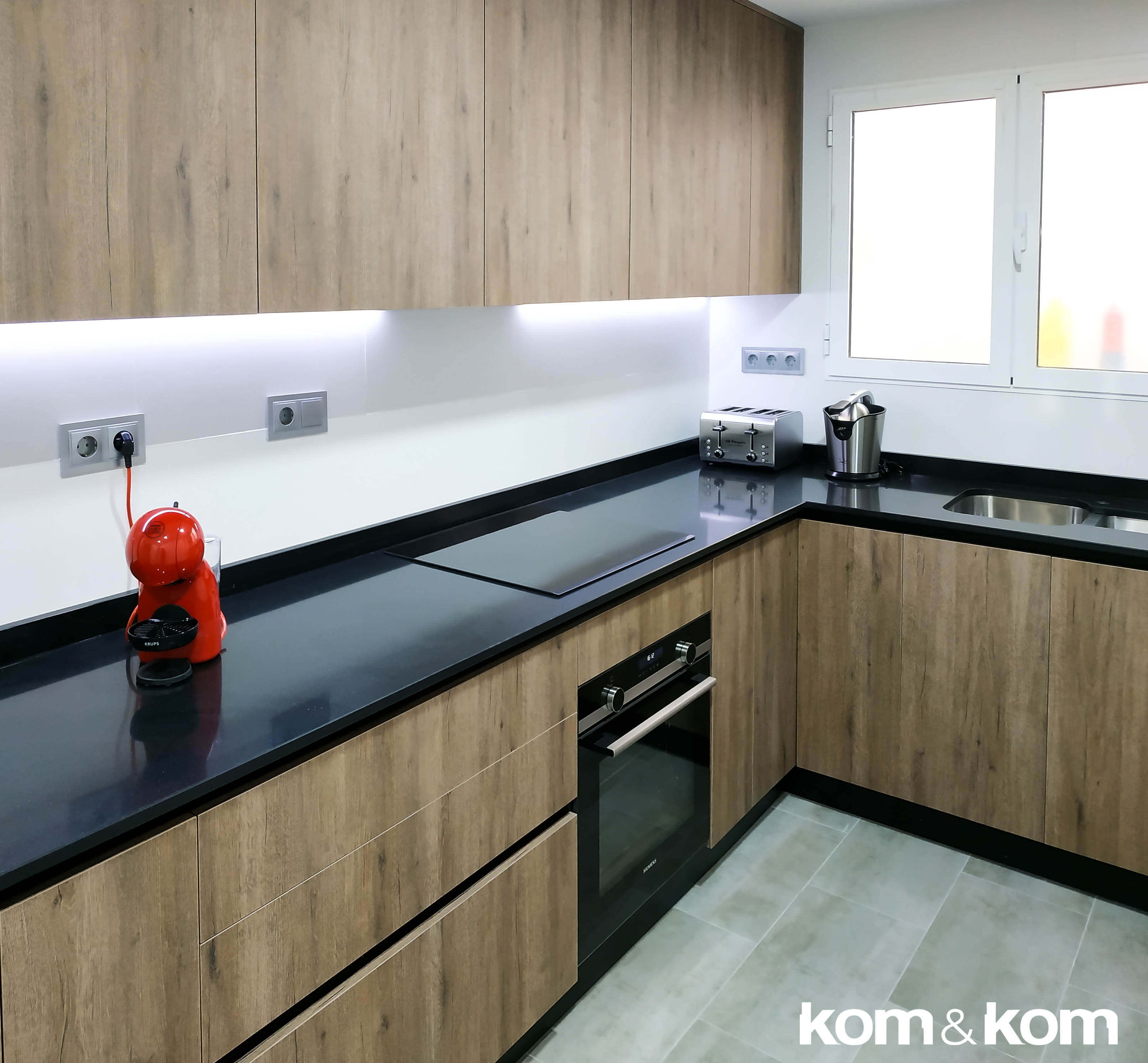 Cocina rectangular con distribución en L